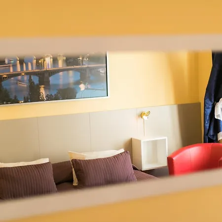 Отель Lounge Crown 3*